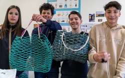 Guérande : des collégiens fabriquent des sacs à partir de filets de pêche récupérés